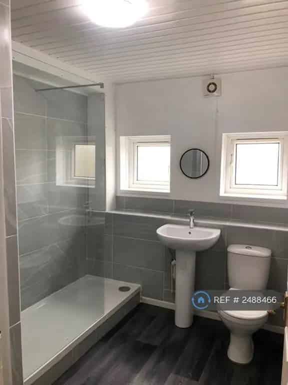 4 bedroom maisonette