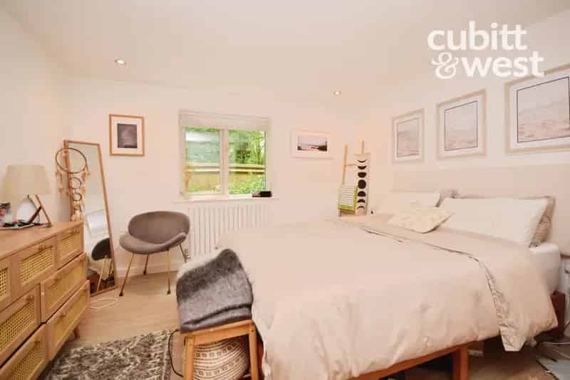 2 Bedroom Ground Floor Apartment Near Train Station