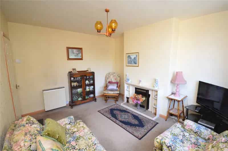 Three Bedroom Semi Detached House Near M62 M1 Motorway Links