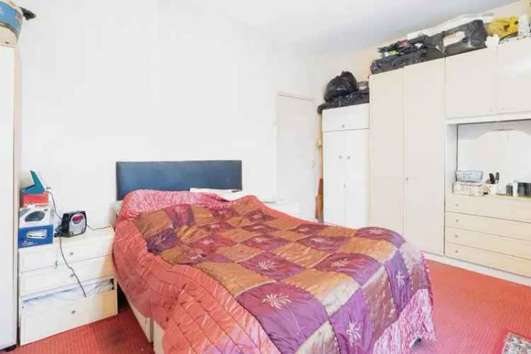 3 Bedroom Mid-Terraced House with Rear Yard