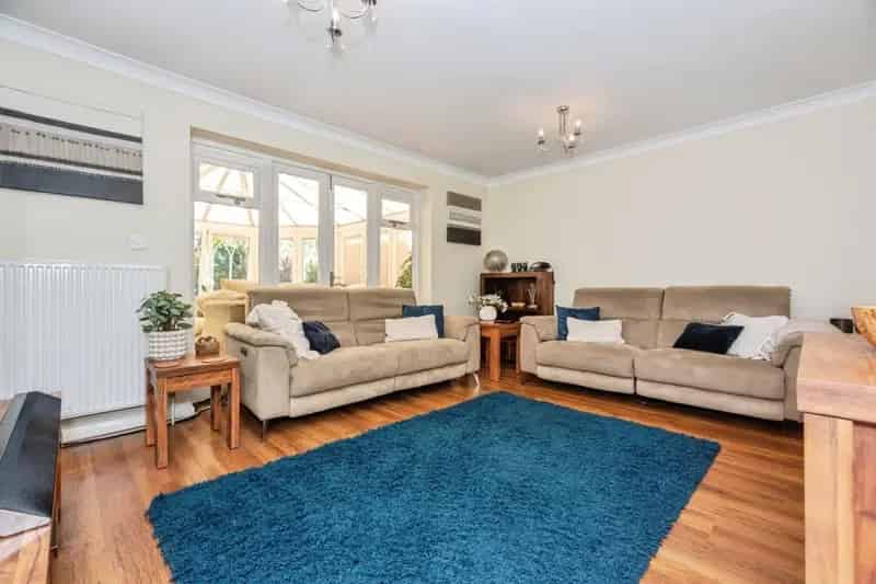 Four Bedroom Family Home with Conservatory and Garage