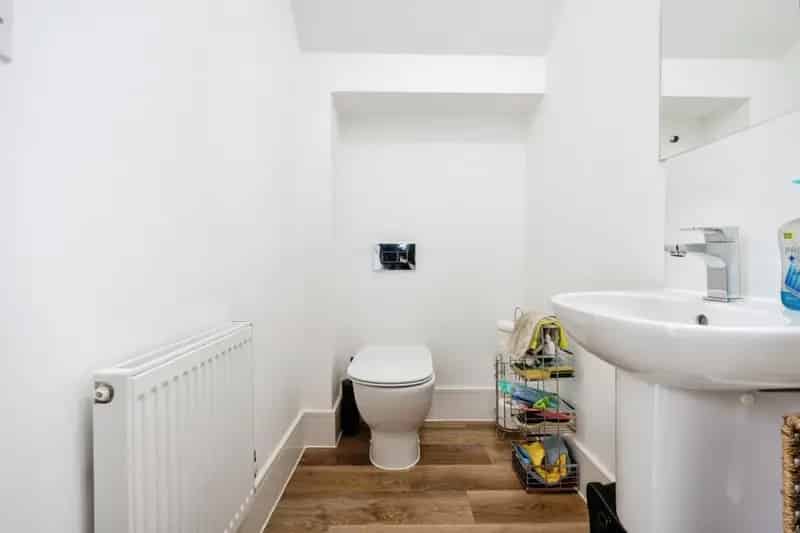Three Bedroom Townhouse Brooklands Modern Kitchen Family Home