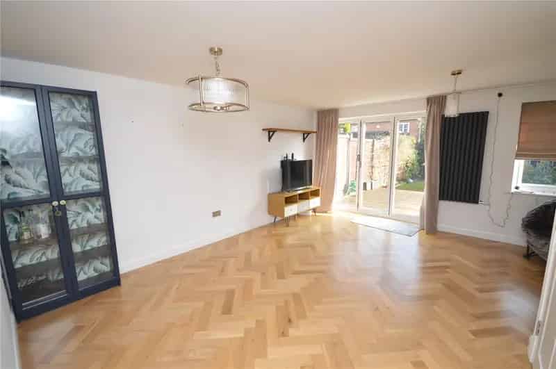 Four Bedroom End Townhouse New Forest Village Near M62 M1 Motorways