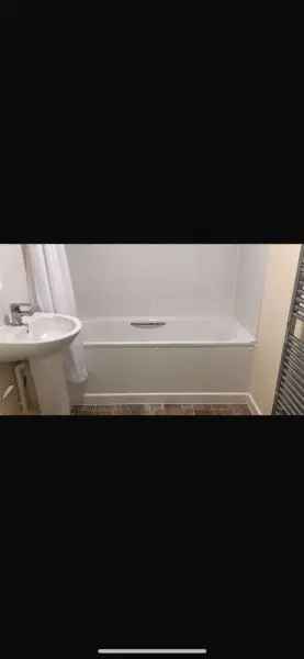 2 Bedroom Flat Near Schools and Shops