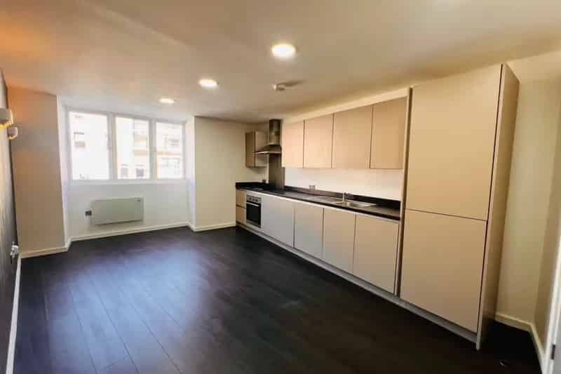 Two Bedroom Apartment Near Town Centre Train Station