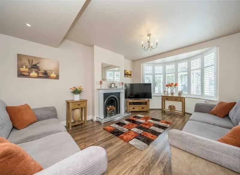 Immaculate 3 Bed Semi-Detached Family House Extended