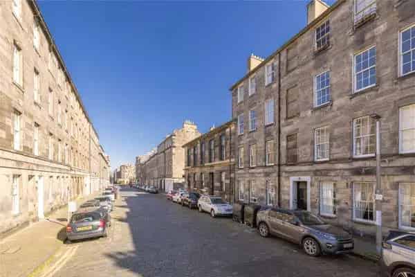 3 Bedroom Apartment in Edinburghs East New Town