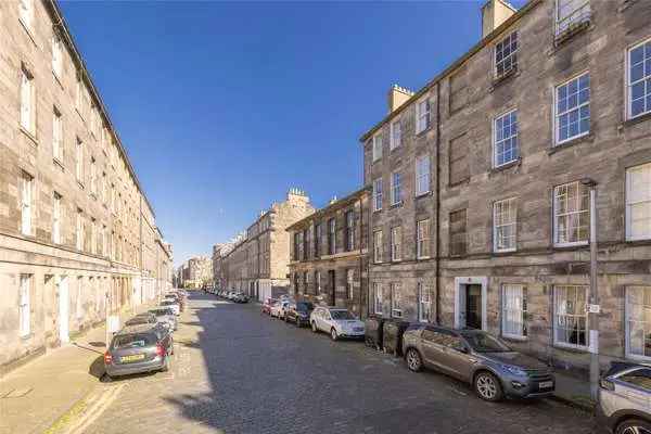 3 Bedroom Apartment in Edinburghs East New Town