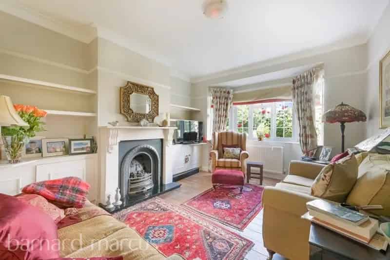 Spacious 2-Bedroom Maisonette near Thames Ditton