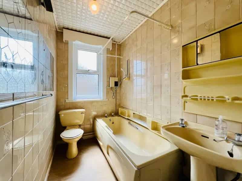 3 Bedroom House with Shop - Development Opportunity