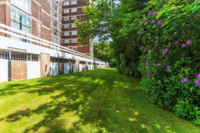 2 bed flat for sale