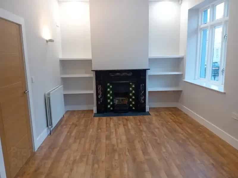 Newly Refurbished Townhouse with Ample Parking and Modern Finishes