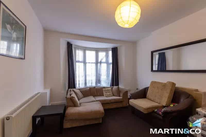 6 bedroom semi-detached house for sale