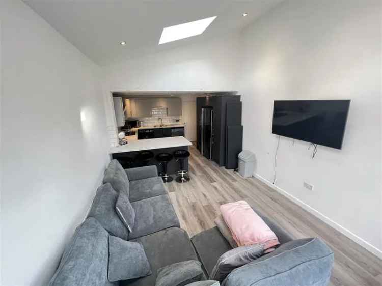 5 bedroom end of terrace house to rent