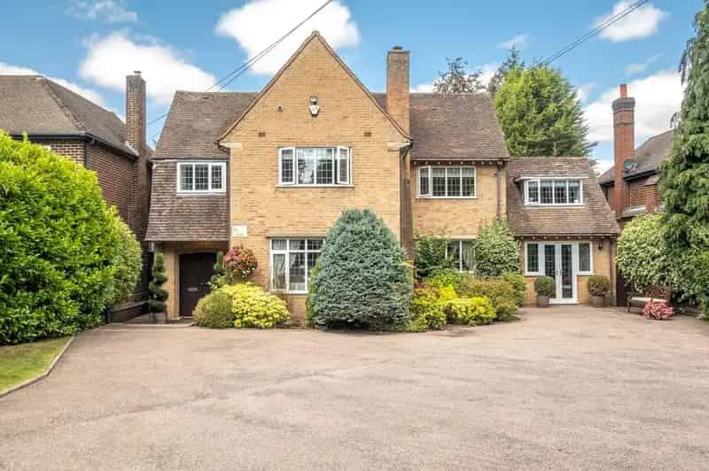 5 Bedroom Detached House For Sale - Large Family Home