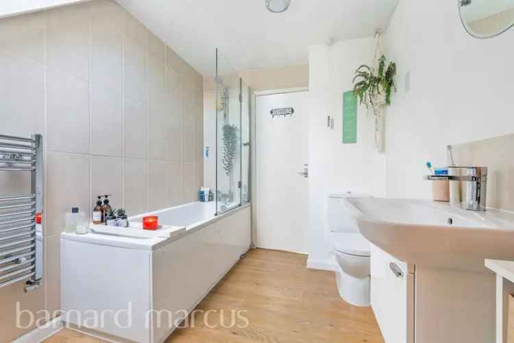 Worcester Park Family Home Near Shops and Excellent Transport Links