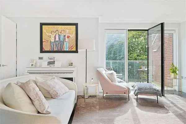 Luxury 3-Bed Apartment in London NW3 with Gym Pool and Concierge
