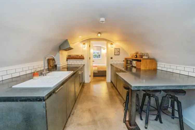 2 Bedroom Duplex Apartment Near Transport Links