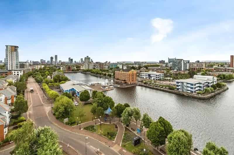 2 Bed Salford Apartment Stunning City Views En-suite Parking