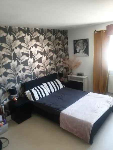 Spacious Coach House with Garden Parking Near Town