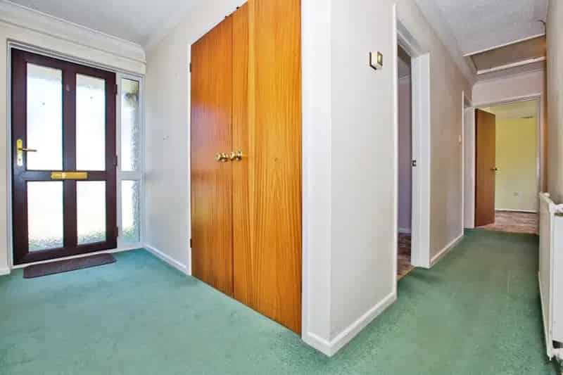 3 Bed Semi-Detached House with Double Garage and Gardens