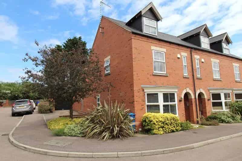 4 Bedroom Semi-Detached House for Sale