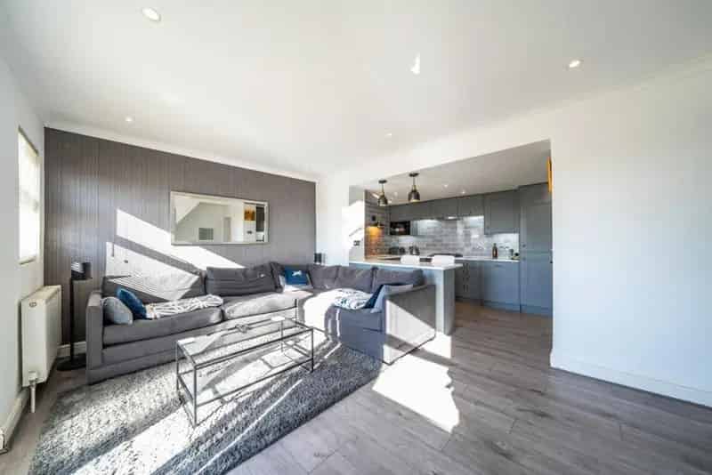 2 Double Bedroom Flat with Roof Terrace and Parking