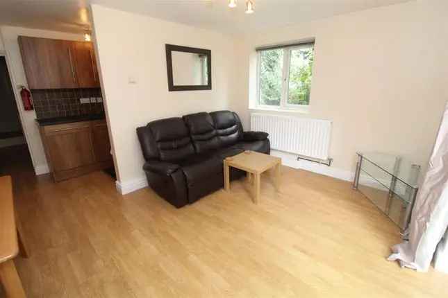 Flat to rent in Richmond Road, Roath, Cardiff CF24