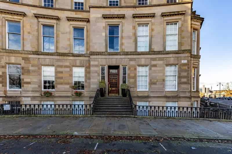 3 Bedroom Flat to Rent in Glasgow Park District