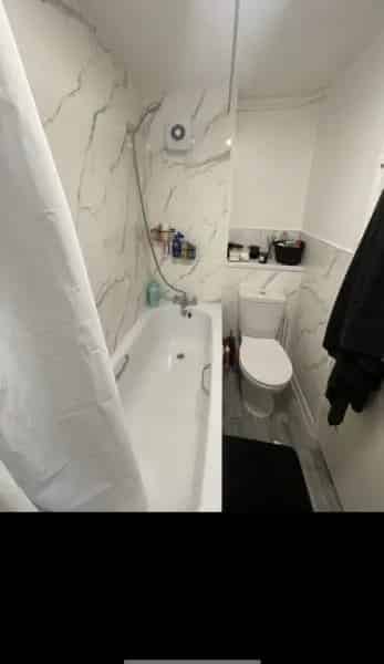 Lovely 2 Bedroom Flat with Communal Space and Parking