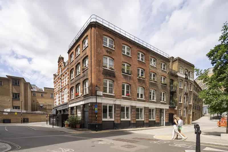 Characterful Farringdon Office Showroom 2575 sq ft