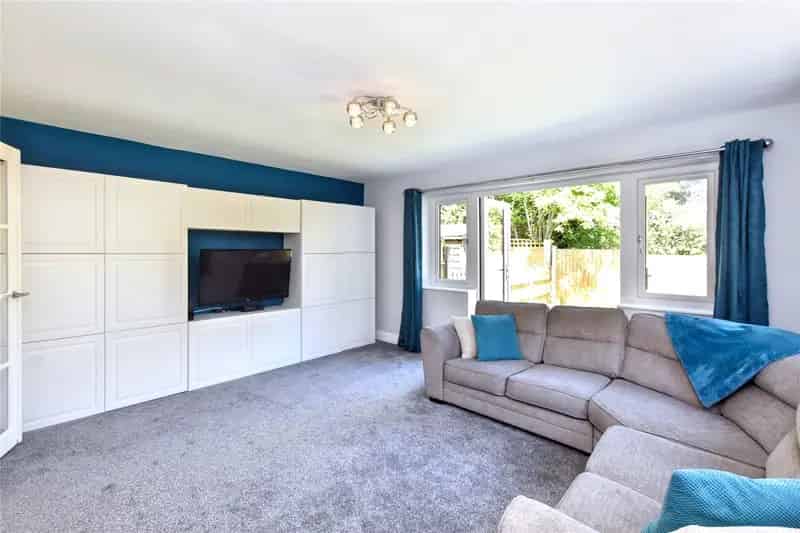 Four Bedroom Semi Detached House with Modern Kitchen and Garden
