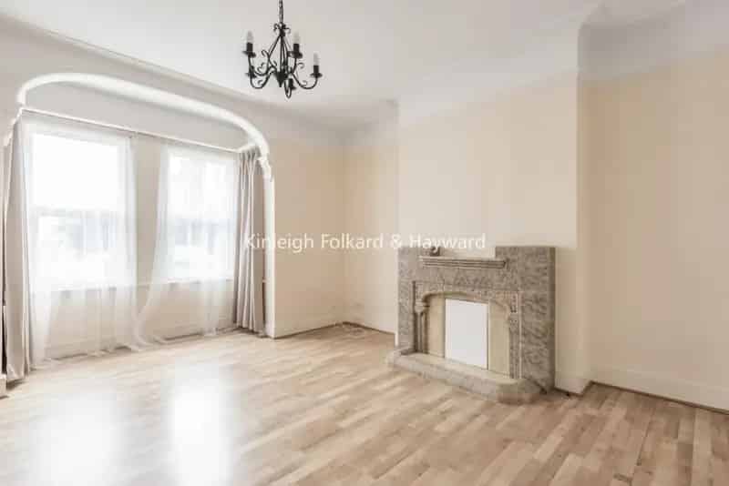 Four Bedroom House Near Tooting Bec Tube Station