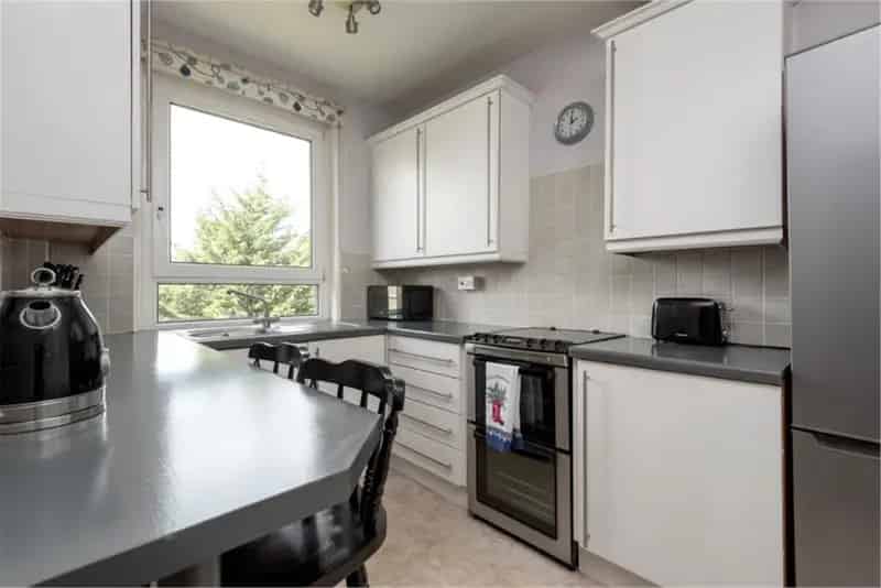 2 Bed Flat Second Floor 1 Reception Room Slateford