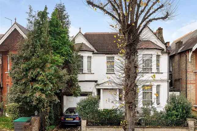 Detached House for Sale in Tring Avenue London W5