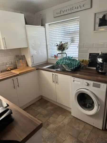 Two Double Bedroom Maisonette Near Schools and Transport