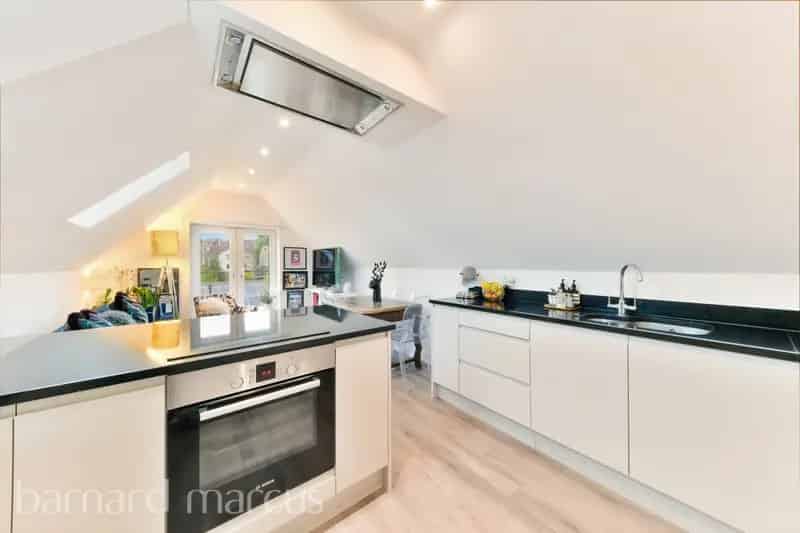 Spacious 2-Bed Apartment near Sanderstead Station