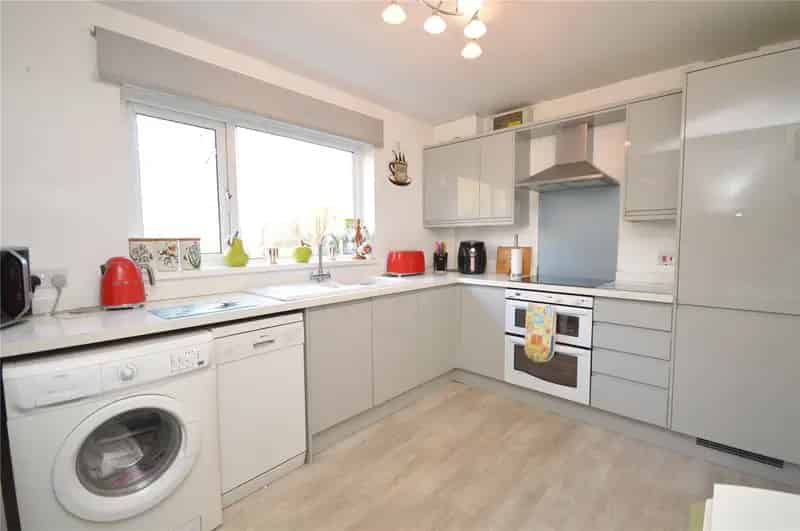 2 Bedroom Semi Detached House with Garage and Garden