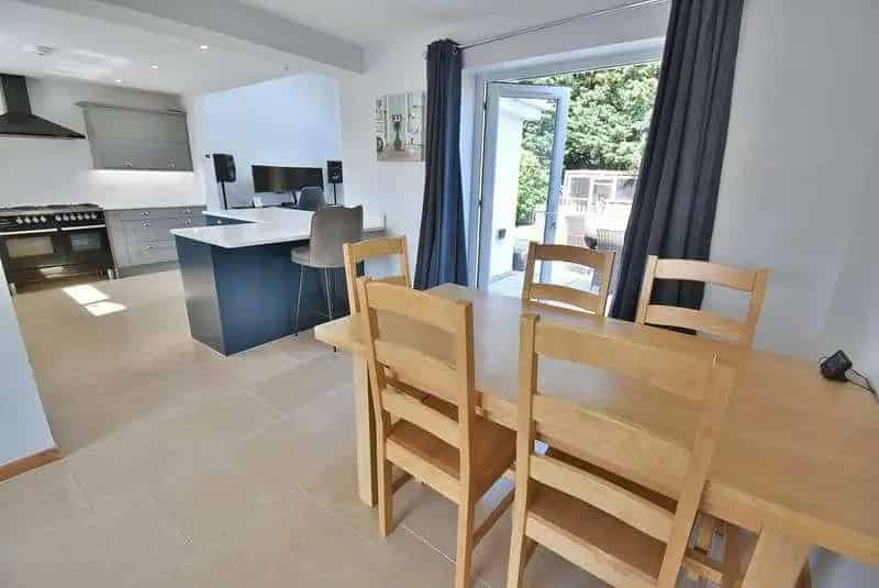 2 Bed Semi-Detached Bungalow Extended Modern Kitchen Garden Parking