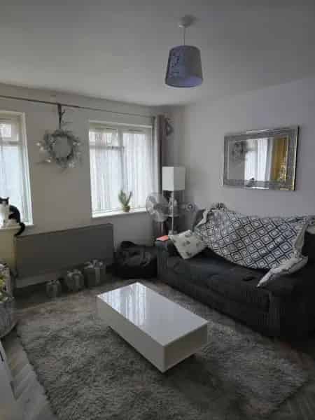 2 Bedroom Flat Near London - Own Garden - Quiet Area