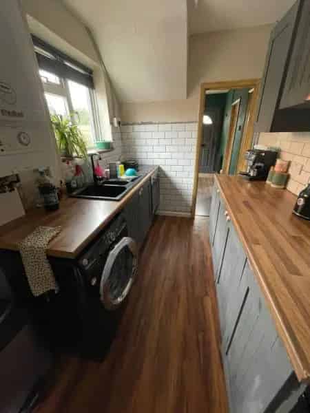 Large 3 Bedroom House with Converted Outhouse and Big Garden