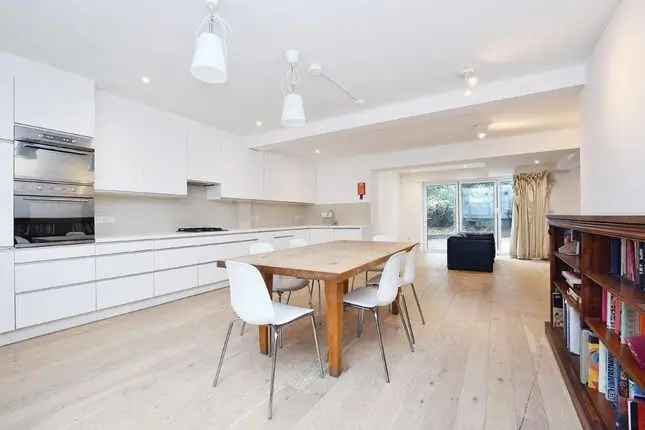 Maisonette to rent in Oval Road, London NW1