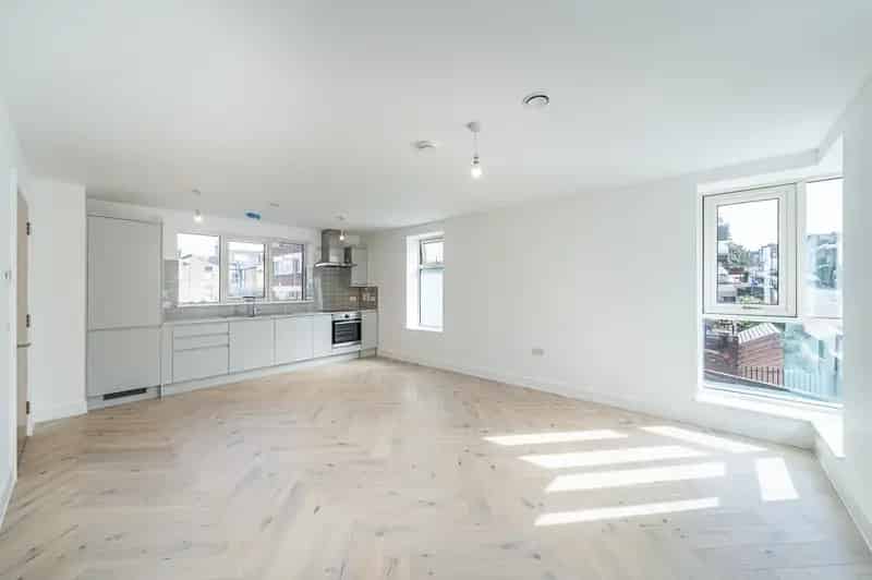 2 Bedroom Apartment with Private Balcony Battersea
