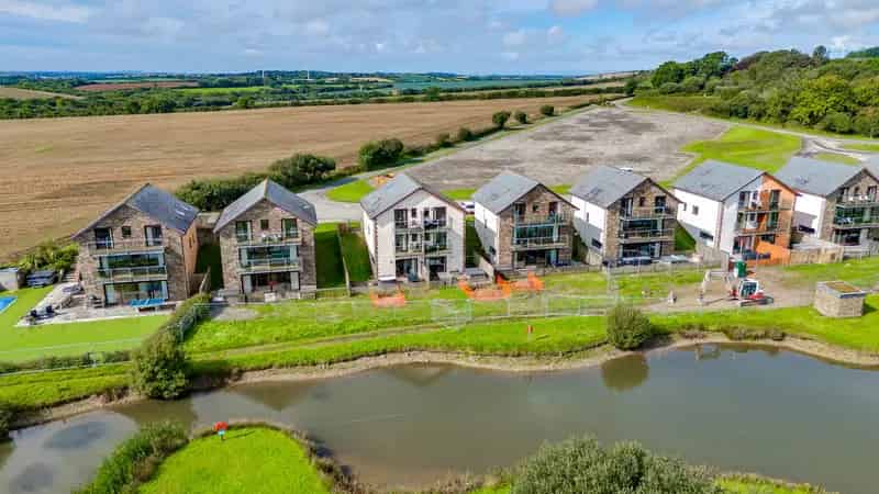 4 Bedroom Semi-Detached House with Jacuzzi and River Views