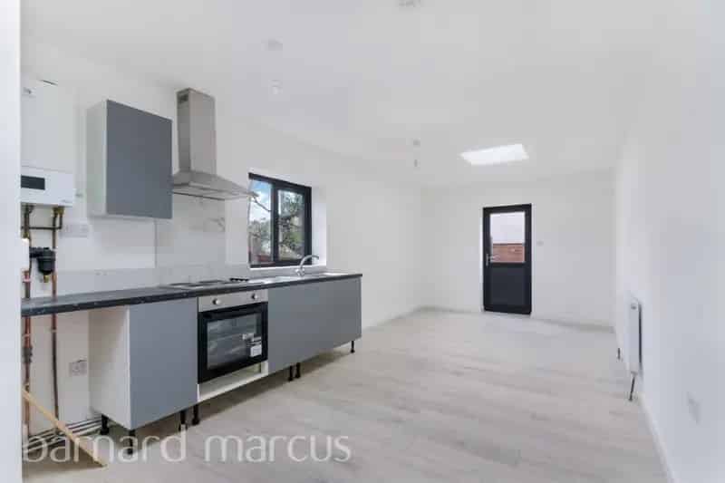 Modern Open-Plan Flat with Solar Panels and Driveway Parking