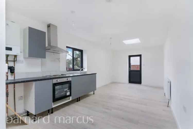 Modern Open-Plan Flat with Solar Panels and Driveway Parking