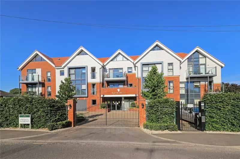 2 Bedroom Apartment Romsey Town Centre High Standard
