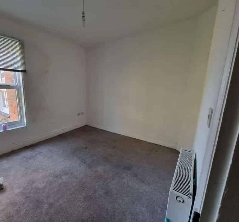 2 bed flat for sale
