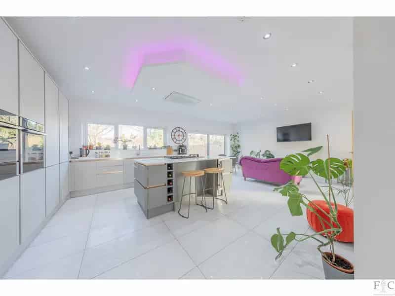 Stunning Six Bedroom Detached House for Sale in Stoneygate Leicester
