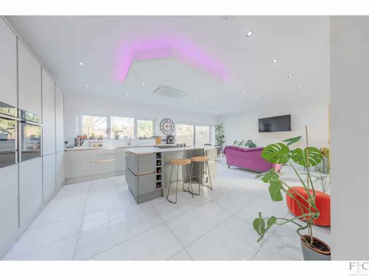 Stunning Six Bedroom Detached House for Sale in Stoneygate Leicester